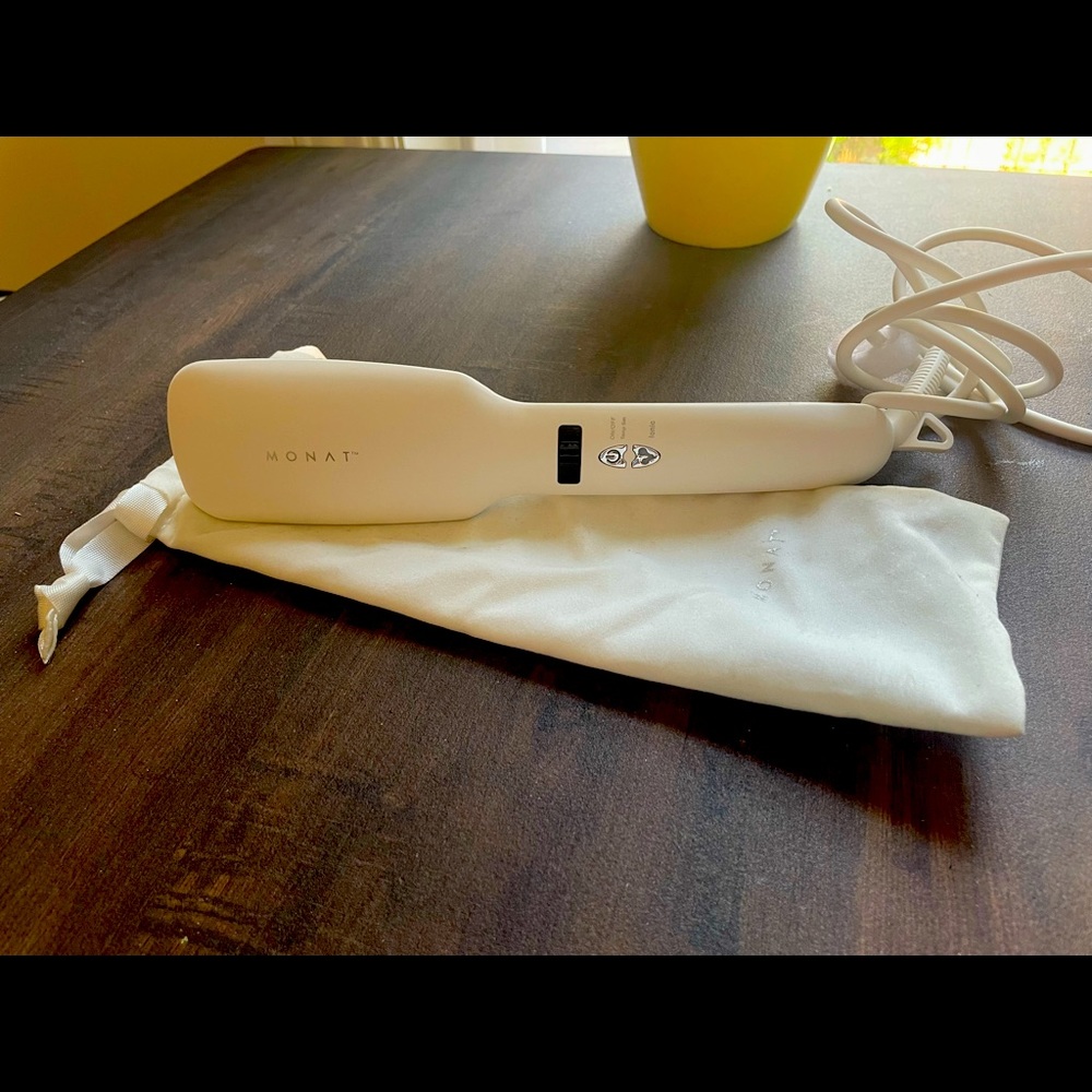 Monat Straightener Brush